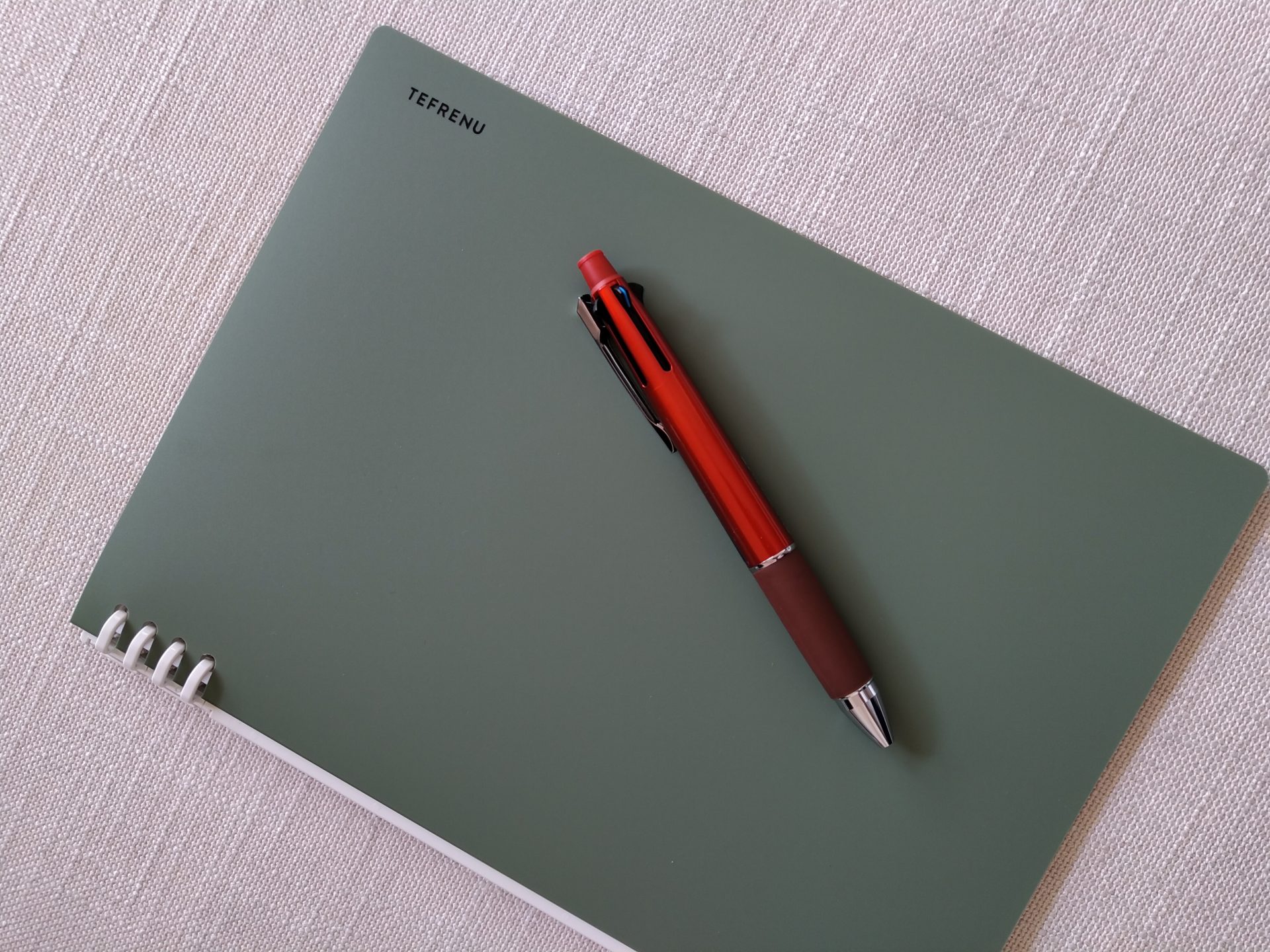 カーキ色のテフレーヌ